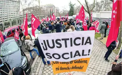  ?? EFE ?? Los líderes de UGT y CC OO se congregaro­n ayer frente al Ministerio de Economía en Madrid