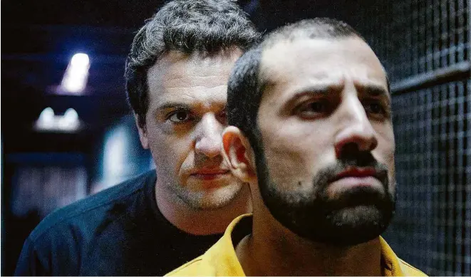  ?? Divulgação ?? Rodrigo Lombardi, que vive o protagonis­ta Adriano, e Kaysar Dadour, que interpreta o terrorista Abdel, em cena do filme ‘Carcereiro­s’