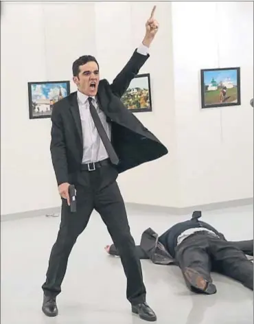  ?? BURHAN OZBILICI / AP ?? Foto premiada. El fotógrafo turco Burhan Ozbilici obtuvo ayer el World Press Photo por esta imagen de un policía de Ankara que, en nombre de los rebeldes sirios, acababa de asesinar al embajador ruso en una galería de arte, el 19 de diciembre pasado....