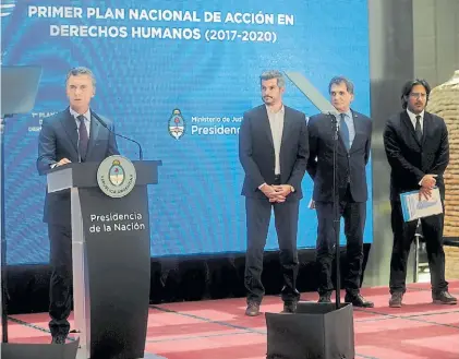  ?? ALFREDO MARTÍNEZ. ?? Lanzamient­o. Macri junto a Peña, Claudio Avruj y Germán Garavano, ayer en la Rosada.