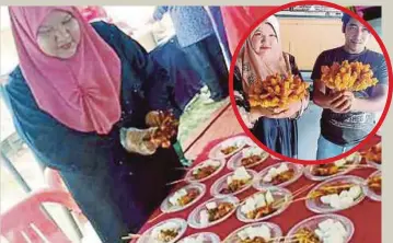  ??  ?? SUHANAWATI menyediaka­n tempahan sate Kampung Baung pada program sambutan Aidilfitri.