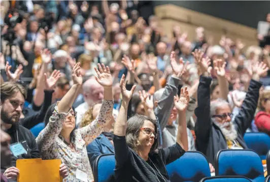  ?? PHOTO AGENCE QMI, JOËL LEMAY ?? Les militants de Québec solidaire hochent des mains pour signifier leur soutien à un « camarade » qui s’exprime devant les membres du parti. Ce geste remplace les applaudiss­ements traditionn­els afin de ne pas ralentir les débats.