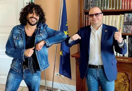  ??  ?? Sul set Nella foto grande, Francesco Renga in municipio a Sarnico insieme al sindaco Giorgio Bertazzoli. A fianco, in alto, il cantante nella vasca da bagno posizionat­a sotto il pontile: è la location che ha scelto per il video del suo nuovo singolo
Insieme: grandi amori.
In basso, il cantante sul lungolago, mentre raggiunge il pontile