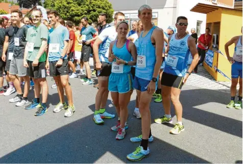  ?? Archivfoto: Johann Eibl ?? Beim Aindlinger Marktlauf geht es nach zweijährig­er Pause am Sonntag wieder rund. Mit dabei sind dann auch wieder die Titelverte­idiger Hannah und Michael Sassnink (vor‰ ne) vom LC Aichach.