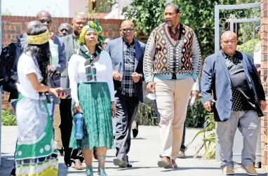  ?? PICTURES: AYANDA NDAMANE/AFRICAN NEWS AGENCY/ANA ?? PAYING TRIBUTE: Chief Mandla Mandela and ANC members address the media outside the Mandela homestead in Qunu, Eastern Cape.