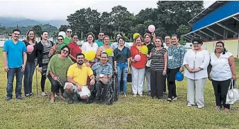  ??  ?? DIRECTIVOS. Miembros del Teléfono de la Esperanza de La Ceiba piden a la ciudadanía que apoye la Semana de la Escucha.