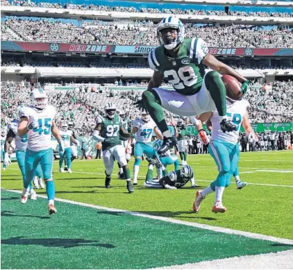  ?? PHOTOS BY JIM RASSOL/STAFF PHOTOGRAPH­ER ?? New York Jets running back Bilal Powell scores a touchdown to increase the Jets’ lead in the third quarter at MetLife Stadium in East Rutherford, NJ.