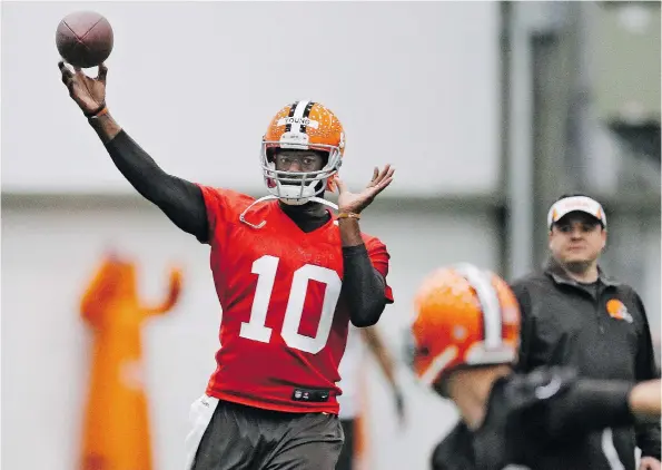  ?? MARK DUNCAN/THE CANADIAN PRESS/THE ASSOCIATED PRESS FILES ?? Vince Young, shown with the Cleveland Browns in this 2014 photo, is on the Saskatchew­an Roughrider­s’ negotiatio­n list.