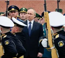  ?? (Ap) ?? Cerimonia Putin tra i soldati rende omaggio al monumento del milite ignoto