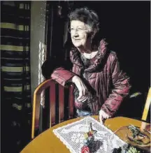  ?? Jordi Otix ?? Myrna, una vecina de 87 años, en el comedor de su casa.