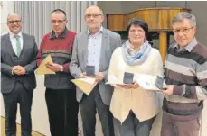  ??  ?? Mit der Ehrenmedai­lle der Gemeinde in Silber von Bürgermeis­ter Dieter Krattenmac­her (links außen) ausgezeich­net (von links): Georg Sutter, Bernhard Emmerich, Birgit und Alfred Uhl.