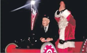 ?? a49InvChri­stmasLight­s03 ?? Santa applauds as Niall Iain MacLean switches on Inveraray’s Christmas lights.