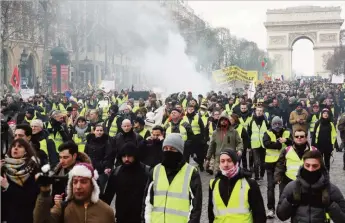  ??  ?? Emmanuel Macron et Édouard Philippe gagnent chacun 6 points en un mois au classement des personnali­tés Ifop/fiducial pour Paris-match et Sud-radio publié mar di. . A Avec 36% de "bonnes opinions", le chef de l’état É pointe encore en 18e position de ce classement, à égalité avec son prédécesse­ur, François Hollande (=). 64% des Français interrogés ont une "mauvaise opinion de lui". Avec 47% d'opinions positives, le Premier ministre se hisse quant à lui en 4e position, selon cette enquête pour Paris Match et Sud Radio. . Ils sont aussi nombreux (47%) à avoir une mauvaise opinion d’édouard Philippe.