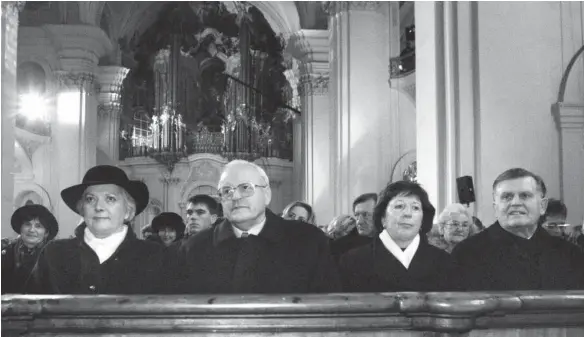  ?? FOTO: ANJA KOEHLER ?? Besuch in Oberschwab­en: Bundespräs­ident Roman Herzog 1998 in der Basilika in Weingarten mit Ehefrau Christiane (links), die im Jahr 2000 starb. Daneben der damalige Ministerpr­äsident Erwin Teufel und seine Ehefrau Edeltraud.