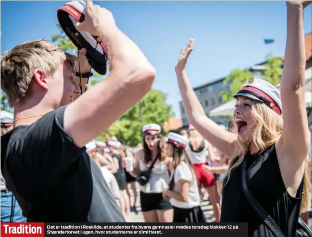  ??  ?? Tradition Det er tradition i Roskilde, at studenter fra byens gymnasier mødes torsdag klokken 12 på Staenderto­rvet i ugen, hvor studentern­e er dimitteret.