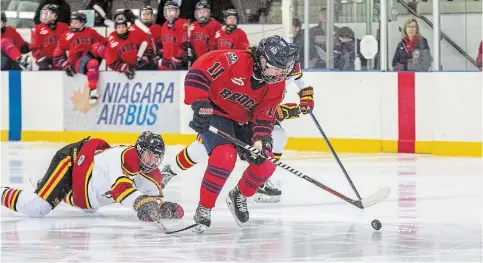  ?? STEPHEN LEITHWOOD BROCK UNIVERSITY ?? Brock’s Niamh Haughey (11) battles to maintain possession in women’s university hockey action against Guelph.