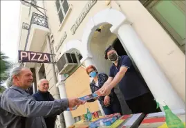  ?? (Photo Franck Muller) ?? À Taormina, le service « à emporter » a repris cette semaine. Au plus grand bonheur des fidèles de la pizzeria.