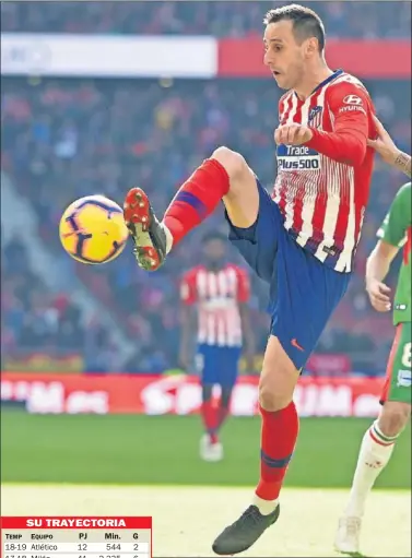  ??  ?? ARIETE. Kalinic controla un balón frente al Alavés.