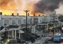  ?? ASSOCIATED PRESS FILE ?? Scores of row houses burn in Philadelph­ia in May 1985 after police dropped a bomb on the headquarte­rs of a Black organizati­on.