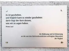  ??  ?? Hinteransi­cht vom Stieglerha­us. Der Boden ist aus Stainzer Gneis (links) Die Gedenktafe­l am Stieglerha­use war Schmölzer wichtig – als Zeichen gegen Verdrängun­g (oben) Im September lädt das Stieglerha­us Kinder und Familien zur Apfelernte (re.)