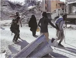  ?? AP PHOTO ?? SEEKING SAFETY: Syrian civilians flee from areas still controlled by the Islamic State in Raqqa, Syria, on Friday.