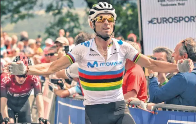  ??  ?? SUPERIOR. Alejandro Valverde consiguió su segunda victoria de la temporada en la meta en alto de Aubignac, donde se impuso al irlandés Dunbar, 17 años menor que él (39 por 22).