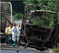  ?? FOTO: AP/NTB SCANPIX ?? Bussen som tok fyr da den kolliderte med en lastebil på en motorvei i Tyskland, ble helt utbrent.