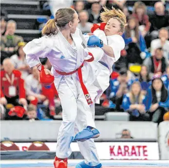  ?? FOTO: PRIVAT ?? Volltreffe­r wie hier beim Weltcup in Chile hat Johanna Kneer (li.) in ihrer Karatekarr­iere schon einige gelandet.