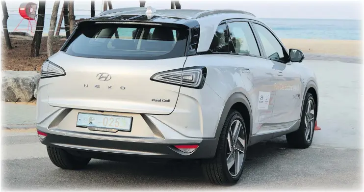  ?? PHOTOS: GRAEME FLETCHER/DRIVING.CA ?? Filling up the Nexo’s three hydrogen fuel tanks takes about five minutes, similar to what it takes to fuel a gasoline-powered engine.