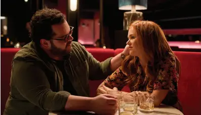  ?? ?? Isla Fisher is a woman nursing a dark secret and Josh Gad the single father with whom she strikes up a romance.