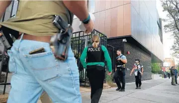  ?? CHRIS SWEDA/CHICAGO TRIBUNE ?? Chicago police officers arrive at the Fraternal Order of Police building Wednesday before a meeting to address Mayor Lori Lightfoot’s vaccinatio­n policy.