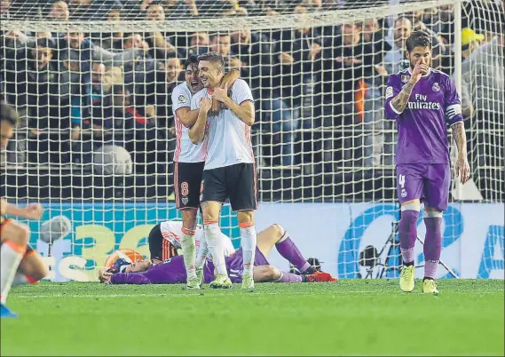  ?? FOTO: EFE ?? El Real Madrid cayó en Valencia en un partido vibrante en el que los de Voro supieron sufrir para llevarse tres puntos vitales para ellos