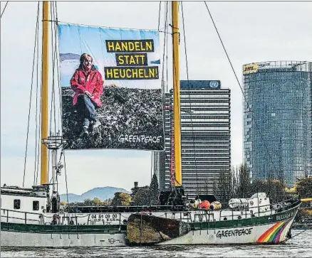  ?? SASCHA STEINBACH / EFE ?? Protesta de Greenpeace durante la cumbre sobre el clima que se celebra en Bonn