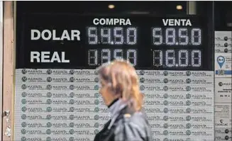  ??  ?? EN DESCENSO. La cotización del dólar concita la atención de los argentinos. El viernes cerró a la baja.