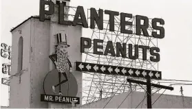  ?? Joe Rosenthal / The Chronicle 1976 ?? The Planters Peanut building with its dapper Mr. Peanut, July 14, 1976.