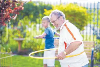  ?? FOTO: DPA ?? Wer sich mit den Enkeln bewegen will, muss dafür nicht unbedingt in einen Sportverei­n gehen. Auch der heimische Garten ist als Sportplatz gut geeignet.