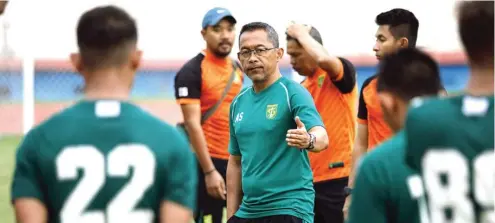  ?? ANGGER BONDAN/JAWA POS ?? KHAWATIR: Aji Santoso berharap segala sesuatunya disiapkan dengan optimal sebelum Liga 1 musim 2020 dilanjutka­n.