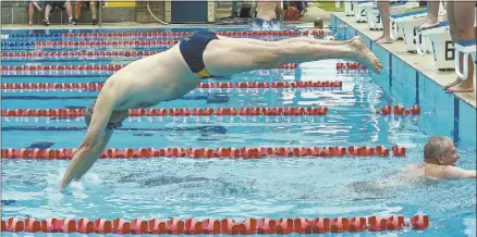  ??  ?? Ducks evergreen champion Gary Giddings takes over from Robbie Rich in the last event of the day, the 10-person relay