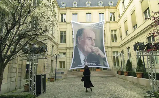  ?? EFE ?? Mitterrand presidiend­o la sede del partido socialista francés en el aniversari­o de su muerte