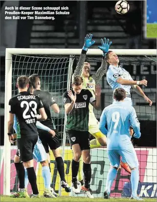  ??  ?? Auch in dieser Szene schnappt sich Preußen-Keeper Maximilian Schulze den Ball vor Tim Danneberg.