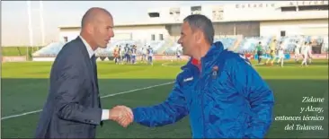  ??  ?? Zidane y Alcoy, entonces técnico del Talavera.