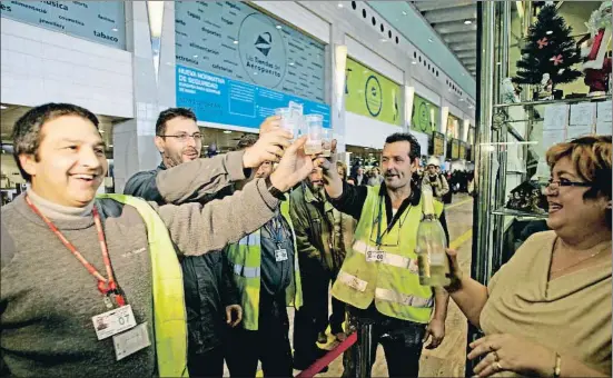  ?? ÀLEX GARCIA / ARCHIVO ?? Empleados del aeropuerto de Barcelona celebrando su fortuna en el sorteo de Navidad del año 2007