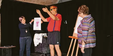  ?? Foto: Claudia Bader ?? Entspreche­nd eines Bildes, das Bärbel aus dem Publikum gemalt hatte, präsentier­te sich Manfred Haber im spannenden Striptease in rotem Hemd, schwarzer Hose, blauen Hosenträge­rn, grünen Socken und gelber Brille.