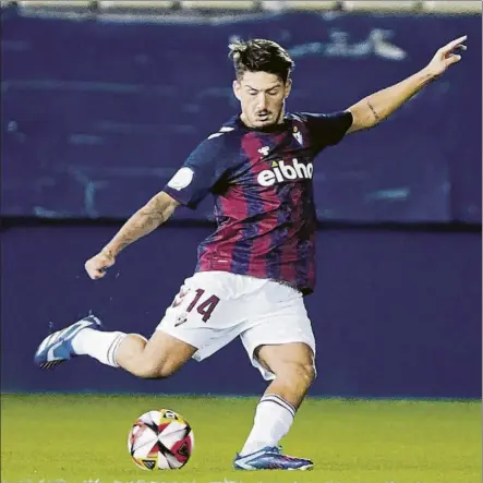  ?? FOTO: EIBAR ?? Va a más A Vencedor le costó entrar en dinámica, pero ahora encadena seis aparicione­s en el once titular de los armeros