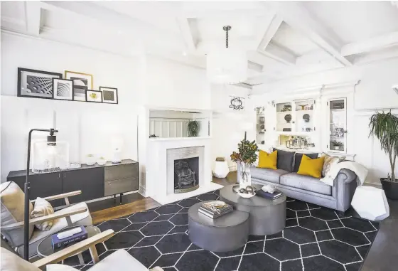  ?? AJ AZARIAN ?? The family room at 2444 Clay St. in Pacific Heights boasts wainscotin­g, a coffered ceiling and builtin cabinetry.