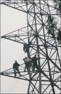  ?? Raakhi Jagga ?? Unemployed linemen climb a power tower.
