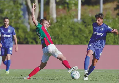  ??  ?? Taira, no lado azul, foi o homem que melhor pautou o jogo, mesmo numa partida de má qualidade ao início