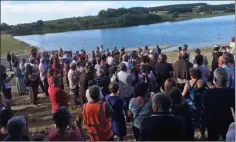  ??  ?? Une foule immense assiste à la bénédictio­n du lac de Caussade