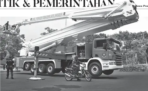  ?? HANUNG HAMBARA/JAWA POS ?? SPESIALIS GEDUNG TINGGI: Mobil PMK bronto skylift terparkir di halaman balai kota. Pemkot sedang mencari sopir yang cekatan.