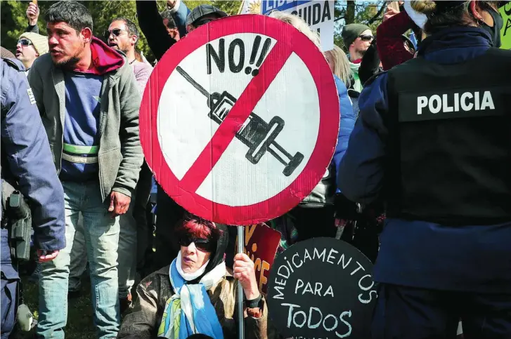  ??  ?? Acto de protesta contra la vacunación frente a la covid-19 en Florida (Uruguay)